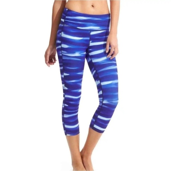 🌻 Athleta H2O Blue Chaturanga Activewear Workout Capri Leggings Size Small - Picture 1 of 8
